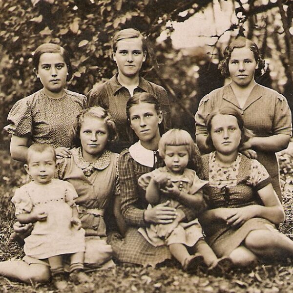 Ebreju ģimene Višķos pirms holokausta. 1. rinda no kr.p. Doba Dumeša, pārējie nezināmi. 2.