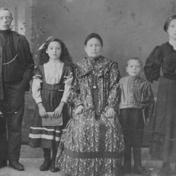Dumešu ģimene Višķos pirms došanās emigrācijā uz Ameriku. No kr.p.: Artziks, Neima, Šeina-