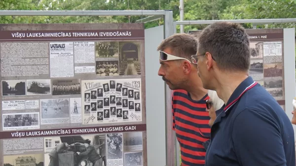 Bijusī Višku iedzīvotāja Anna Lauska dz. Koluža ar dēliem no labās puses Andri un Daini