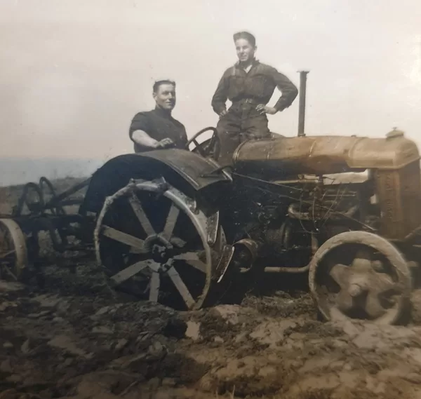 Traktortehnika kolhoza laukos, 1953. gads . No Jurija Dmitrijeva privātarhīva