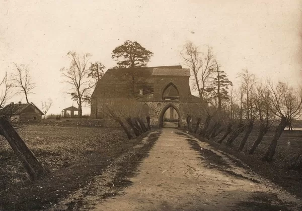 Višķu baznīca. Foto no Jāņa Stroda privātarhīva