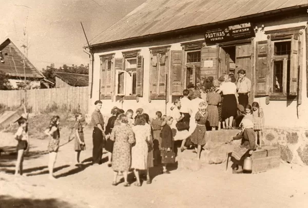Rindā uz veikalu, 1953