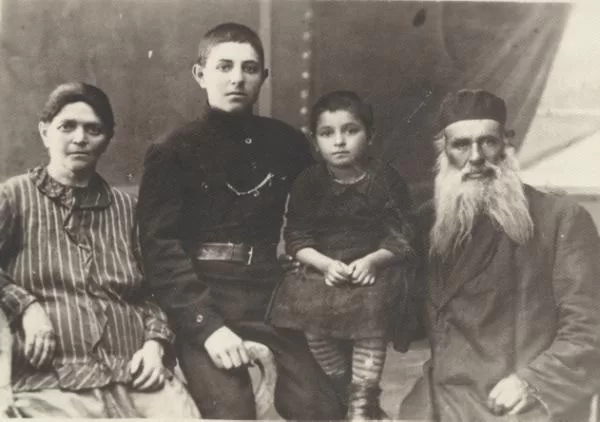 Dumešu ģimene Genoha Dumeša 60 gadu jubilejas pasākumā. No kr.p.: Hana [dz. Bleimanis [186