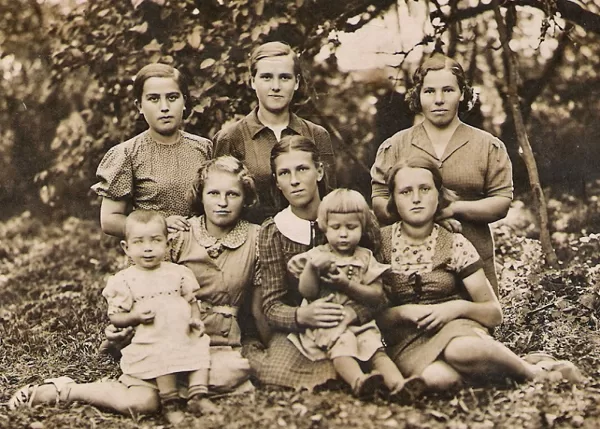 Ebreju ģimene Višķos pirms holokausta. 1. rinda no kr.p. Doba Dumeša, pārējie nezināmi. 2.