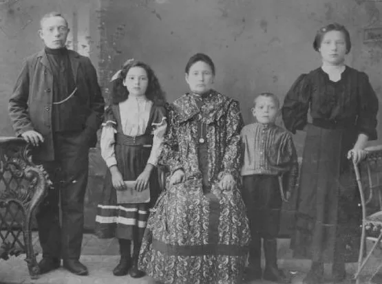 Dumešu ģimene Višķos pirms došanās emigrācijā uz Ameriku. No kr.p.: Artziks, Neima, Šeina-