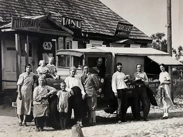 Kliņģeru ražotnes “A. Mitrofanovs un dēli” mašīna pie Jāņa Bekiša Vīnu un degvīna tirgotav