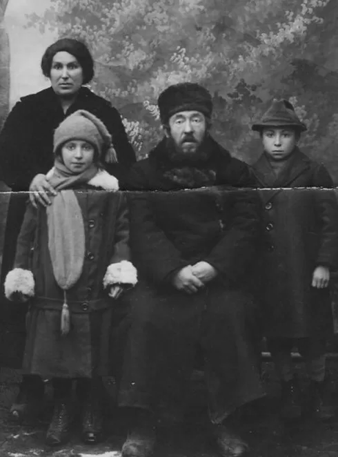 Višķu rabīns Šoloms Leibs Placinskis ar sievu Sāru Libu [dz. Finkel, 1880 - 1941], dēlu Ar